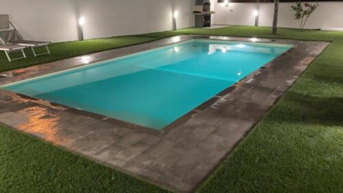 foto piscina 8x4 notturna